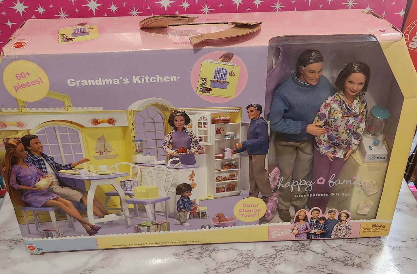 Juego familiar feliz de la cocina de la abuela
